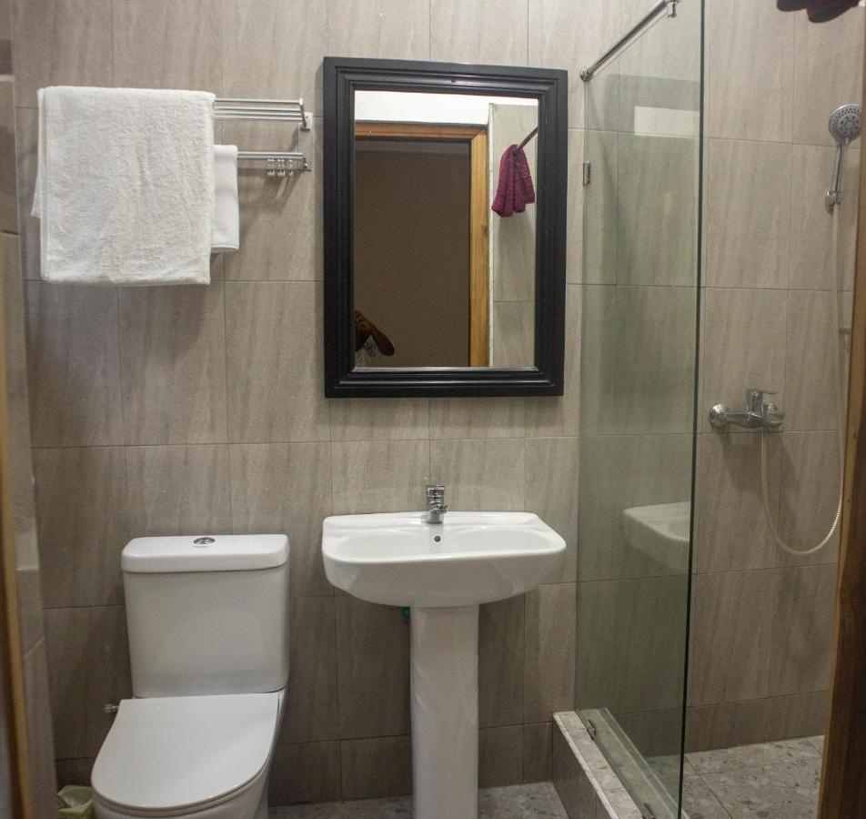Kislas Luxury Hotel Adenta Buitenkant foto
