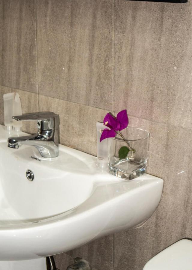 Kislas Luxury Hotel Adenta Buitenkant foto