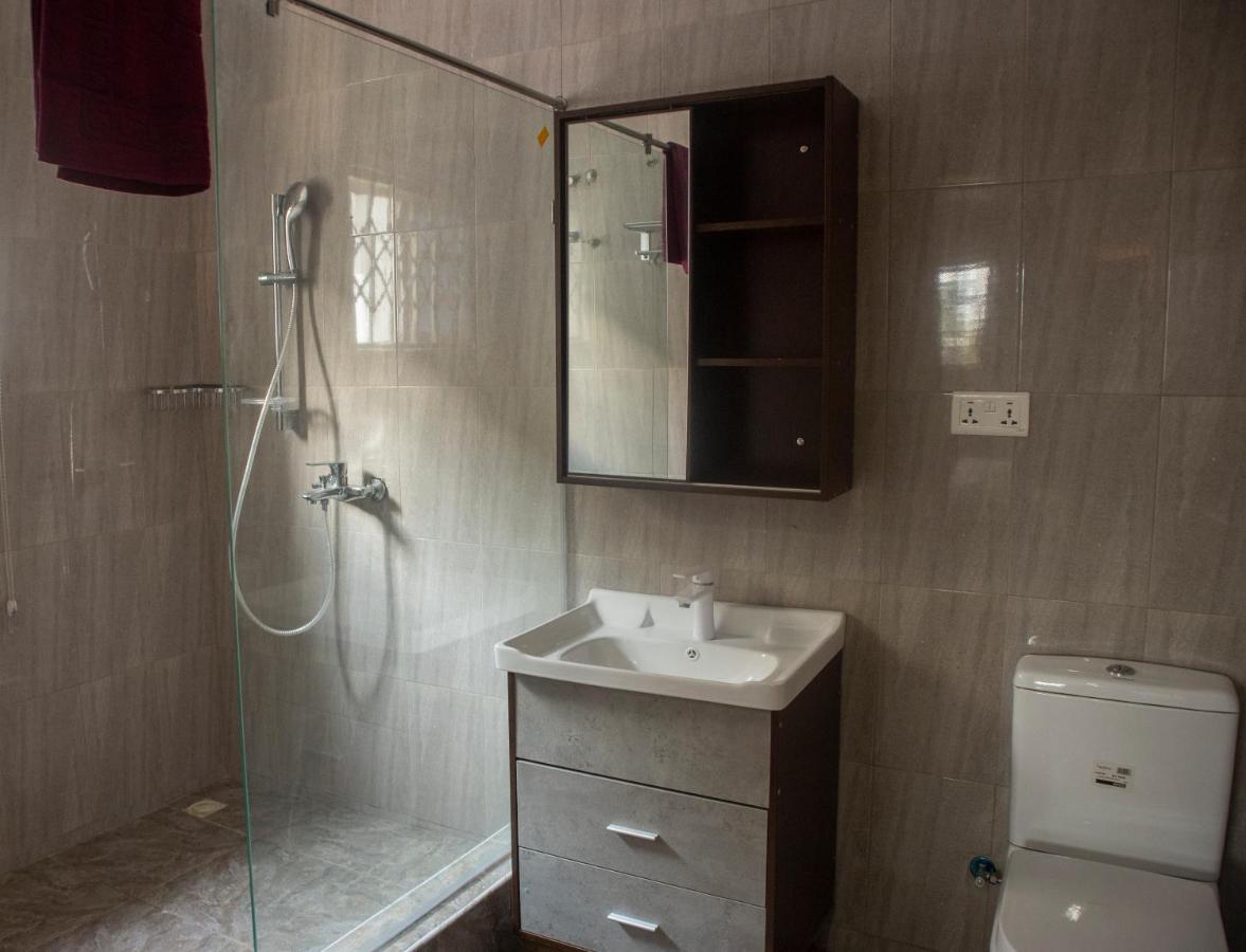 Kislas Luxury Hotel Adenta Buitenkant foto