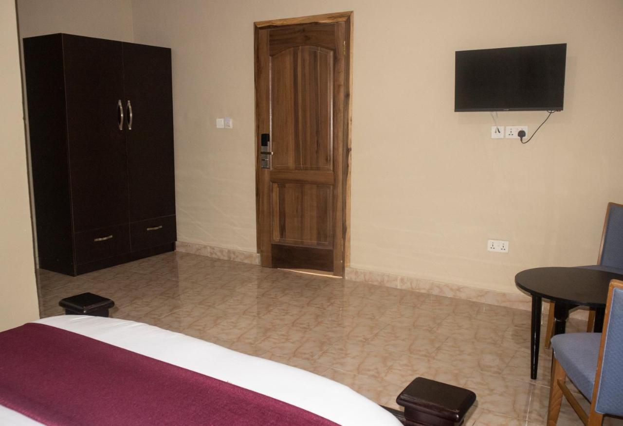 Kislas Luxury Hotel Adenta Buitenkant foto